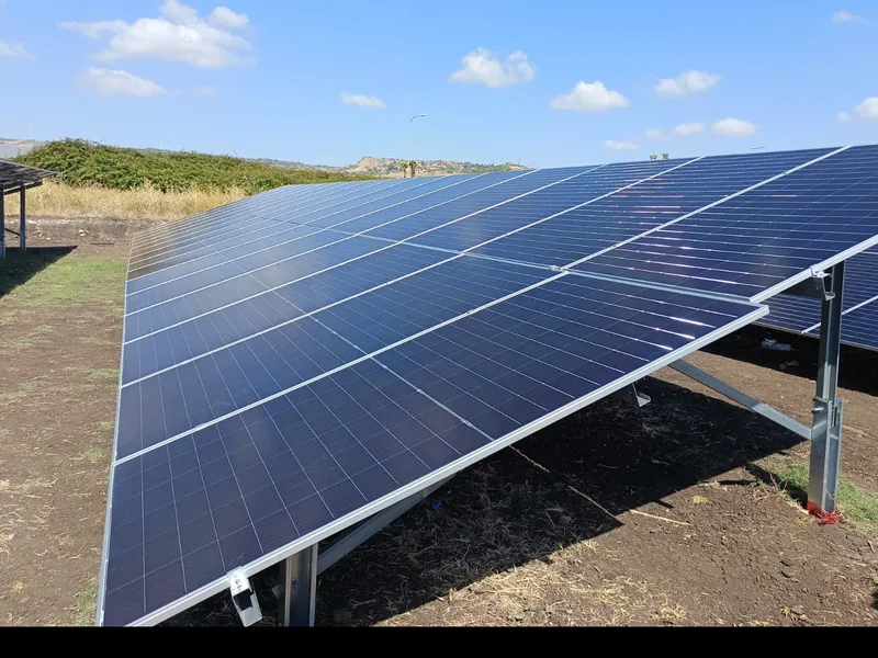 Moduli fotovoltaici posati su struttura fissa in un impianto a terra