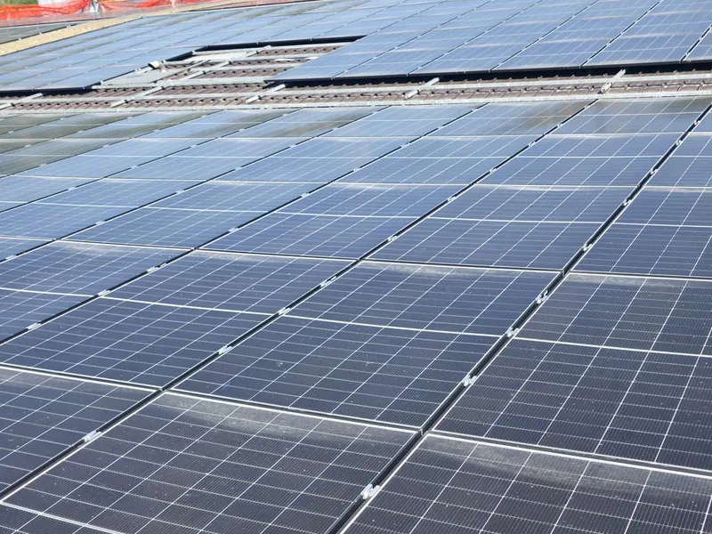 Posa di moduli fotovoltaici su copertura metallica di capannone