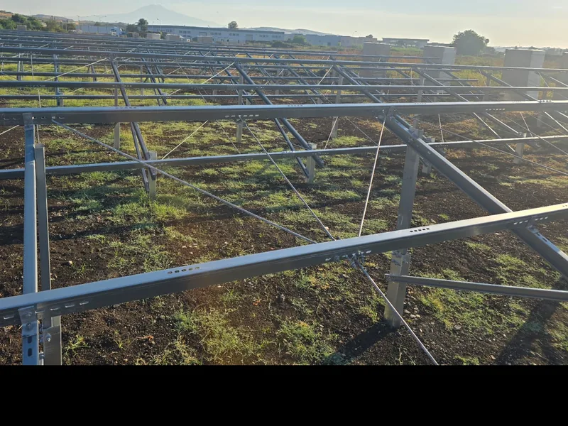 Strutture di supporto montate su un impianto fotovoltaico a terra