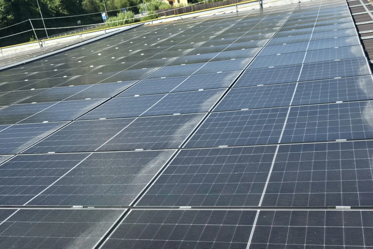 Impianto fotovoltaico su copertura industriale in contesto collinare