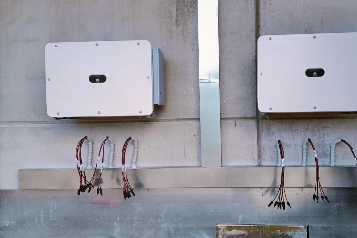 Inverter di stringa installati a parete, con stringhe attestate e cavi in guaina corrugata