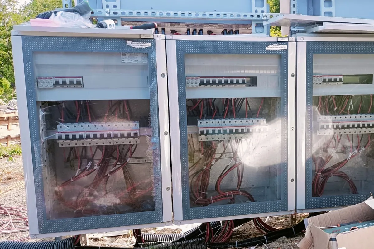 Quadri di campo di un impianto fotovoltaico, cablati e in attesa di installazione definitiva