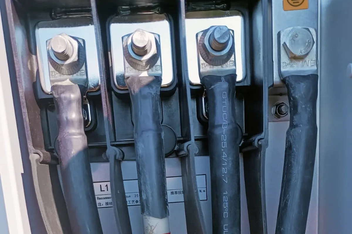 Terminazioni di cavo su sezionatore, con capicorda, guaine termorestringenti e marcature di fase