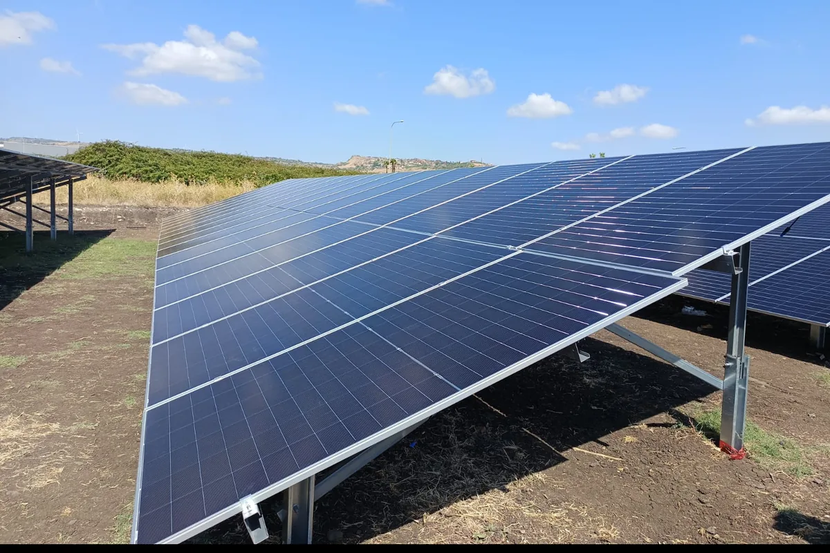 Moduli fotovoltaici posati e fissati su struttura fissa in un campo fotovoltaico a terra
