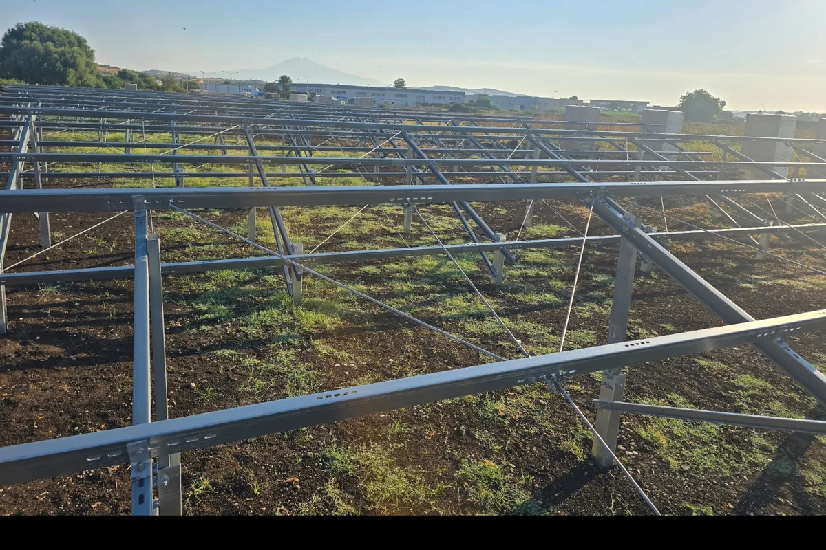 Strutture di supporto zincate montate su impianto fotovoltaico a terra, prima della posa dei moduli